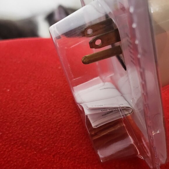 Tripp Lite Protect It 1 Outlet 2 LED 20dB RFI/EMI 600 Joules Spikecube Protector - Picture 11 of 16